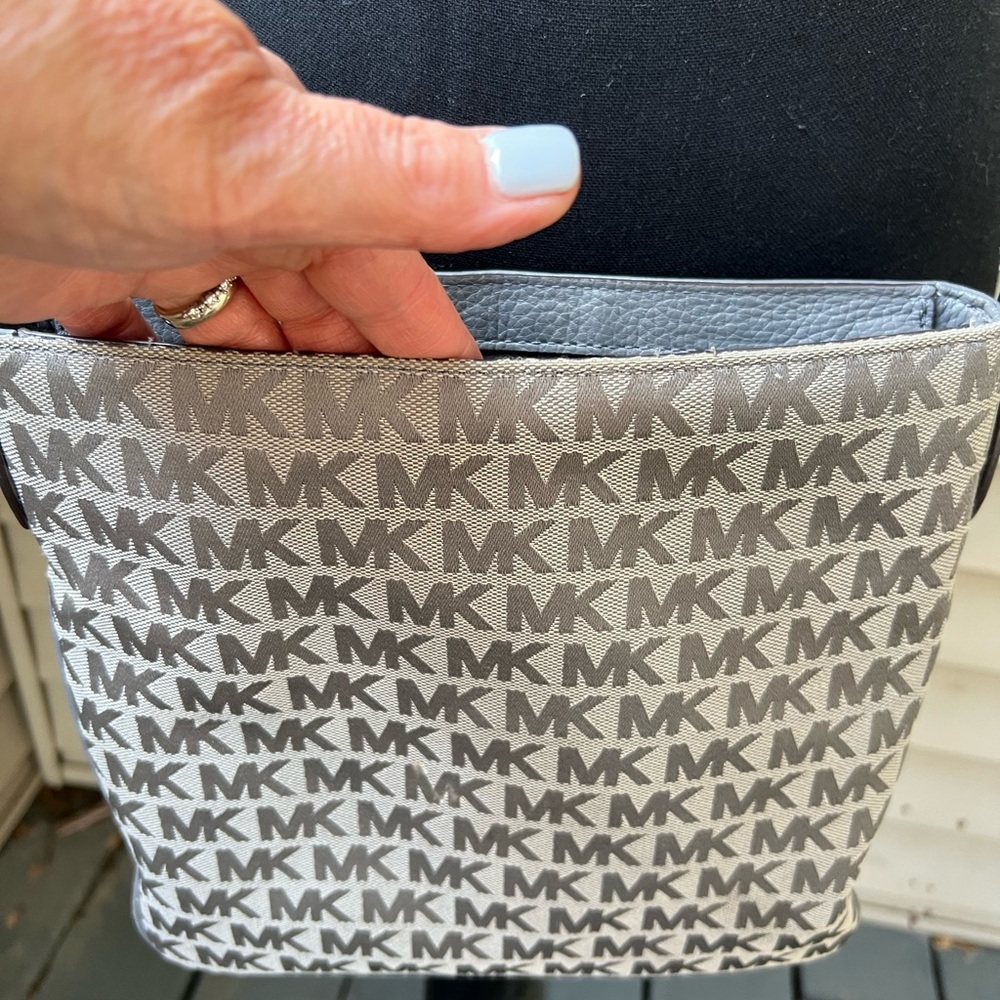 Michael Kors Large Gray Signature Messenger Crossbody Bag EUC - Picture 7 of 9
